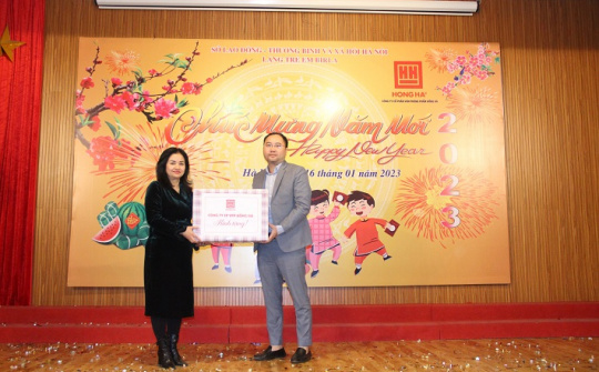 Văn phòng phẩm Hồng Hà sẻ chia Tết ấm áp yêu thương đến với trẻ em làng Birla